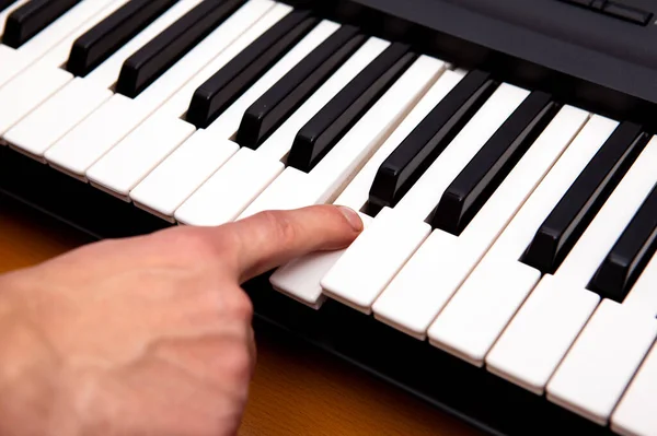 Hand Och Piano Tangentbord Rummet Närbild — Stockfoto