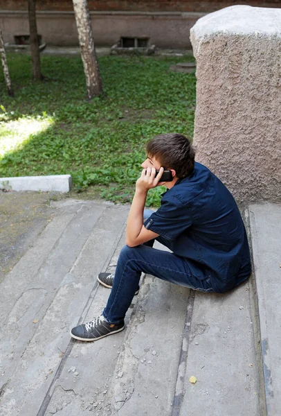 Unge Man Med Mobiltelefon City Street — Stockfoto