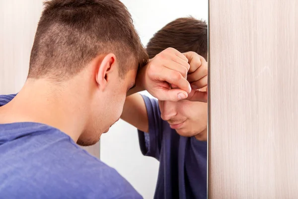 Triste Jeune Homme Près Dans Miroir Dans Chambre — Photo