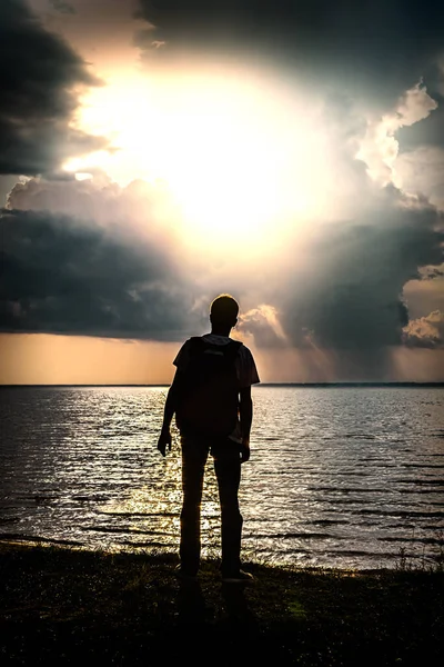 Man Silhouet Bij Zonsondergang Achtergrond Van Zee — Stockfoto