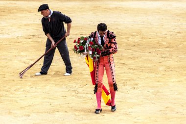 İspanyol boğa güreşi. Öfkeli boğa Boğa güreşçisi İspanya 2017 07.25.2017 saldırır. Vinaros anıtsal Corrida de toros.