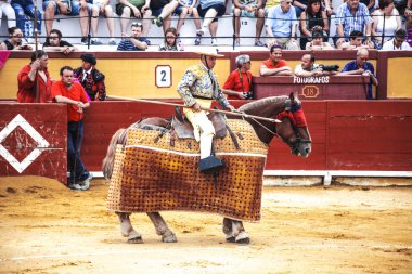 Picador ile at üstünde mızrak. İspanyol boğa güreşi. Öfkeli boğa Boğa güreşçisi İspanya 2017 07.25.2017 saldırır. Vinaros anıtsal Corrida de toros.