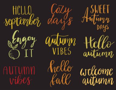 Sonbahar ifadeler yazı vektör el seti, çeşitli fırça stilleri doodle yaprakları, sonbahar öğeleri ve diğer yazılı. Koyu arka plan üzerinde parlak ifadeler