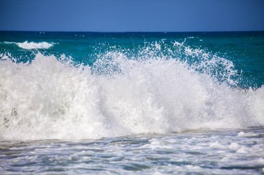 Dalga deniz. Okyanusun çalkalama. Fırtına dalgaları sahilde