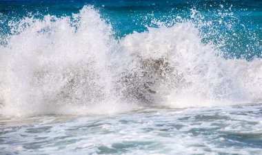 Dalga deniz. Okyanusun çalkalama. Fırtına dalgaları sahilde