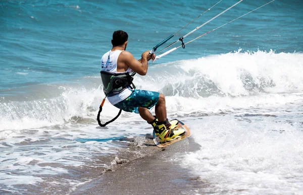 Kitesurfing Mladý Muž Pluje Moři Vlny Desce — Stock fotografie