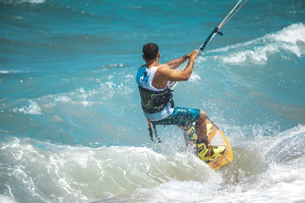 Kitesurf Jovem Está Voando Onda Mar Placa — Fotografia de Stock