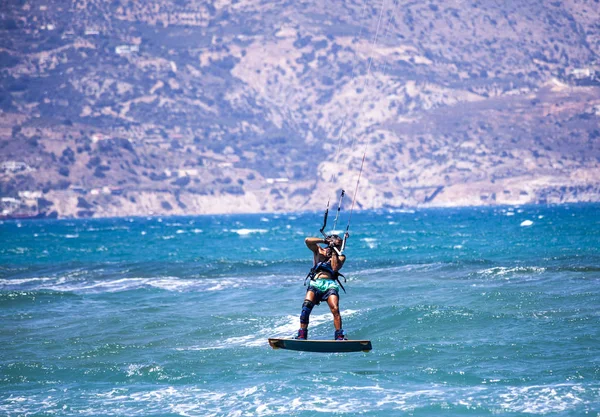 Kitesurfing Mladý Muž Pluje Moři Vlny Desce — Stock fotografie