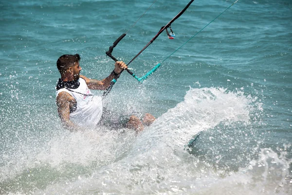 Kitesurfing Mladý Muž Pluje Moři Vlny Desce — Stock fotografie