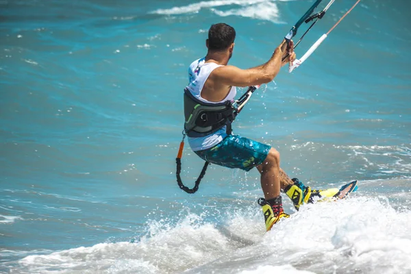Kitesurf Jovem Está Voando Onda Mar Placa — Fotografia de Stock