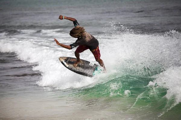 Surfeando Joven Desliza Sobre Una Tabla Las Olas Del Océano —  Fotos de Stock