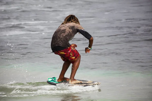 Surfar Jovem Desliza Sobre Uma Tábua Nas Ondas Oceano Cabo — Fotografia de Stock