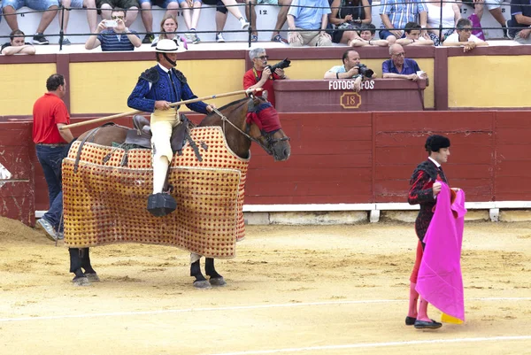 馬に乗って槍を持つピカドール スペインの闘牛 激怒の牛は闘牛士スペイン 2017 2017 を攻撃します Vinaros の記念碑的なコリーダ トロス — ストック写真