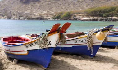 Sahilde eski balıkçı kasık kemikleri. Renkli tekneler Cape Verde beach