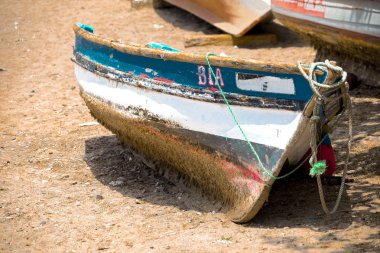 Sahilde eski balıkçı teknesi. Balıkçılar Cape Verde beach için bekleyen ağları ile tekne
