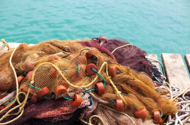 Sahilde balık ağlarına. Yakalamak için bekleyen ağlar