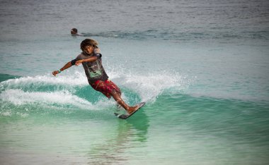 Sörf. Genç bir adam okyanusun dalgaları bir gemide slaytlar. Cape Verde.