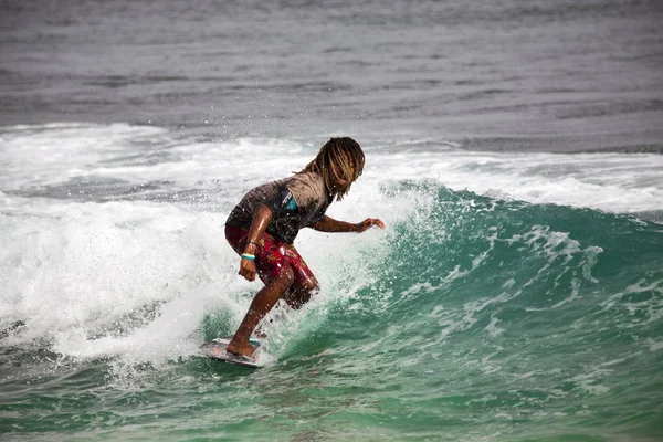 Surfar Jovem Desliza Sobre Uma Tábua Nas Ondas Oceano Cabo — Fotografia de Stock