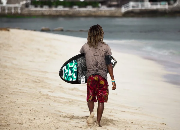 Surfar Jovem Surfista Com Uma Prancha Uma Praia Areia Cabo — Fotografia de Stock