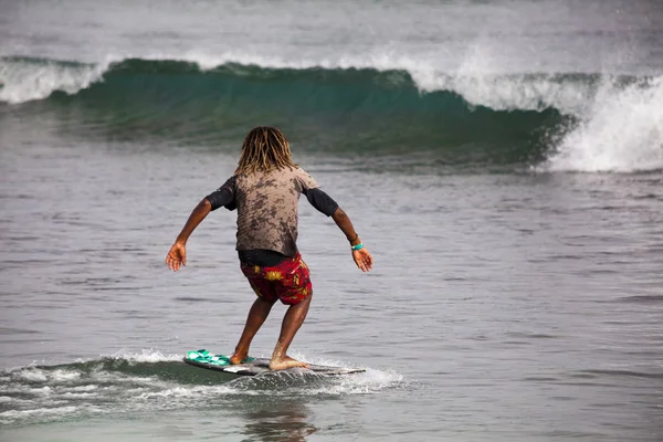 Surfar Jovem Desliza Sobre Uma Tábua Nas Ondas Oceano Cabo — Fotografia de Stock