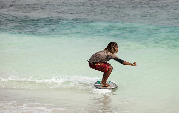 Surfar Jovem Desliza Sobre Uma Tábua Nas Ondas Oceano Cabo — Fotografia de Stock