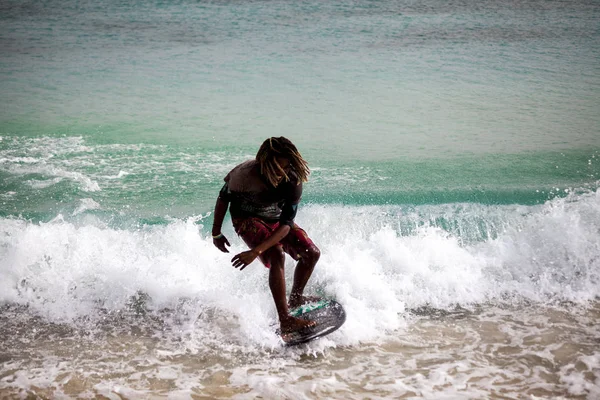 Surfar Jovem Desliza Sobre Uma Tábua Nas Ondas Oceano Cabo — Fotografia de Stock