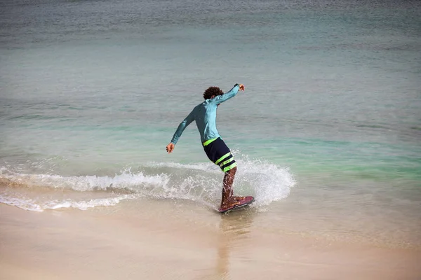 Серфінг Молода Людина Слайди Борту Хвилях Океану Кабо Верде — стокове фото