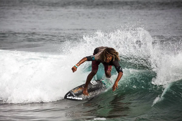 Surfar Jovem Desliza Sobre Uma Tábua Nas Ondas Oceano Cabo — Fotografia de Stock