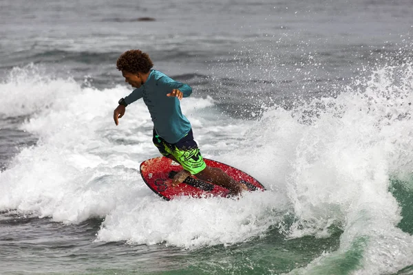 Серфінг Молода Людина Слайди Борту Хвилях Океану Кабо Верде — стокове фото