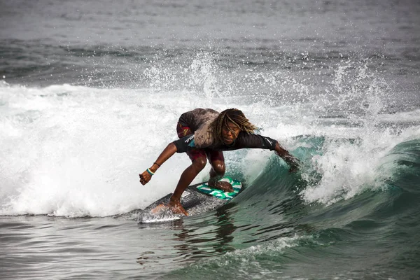 Surfar Jovem Desliza Sobre Uma Tábua Nas Ondas Oceano Cabo — Fotografia de Stock