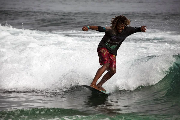 Surfar Jovem Desliza Sobre Uma Tábua Nas Ondas Oceano Cabo — Fotografia de Stock