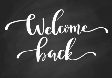 Vektör kartı beyaz tebeşir yazılı elle metin hoş geldiniz arka siyah kara tahta. Şık yazı tasarım hat alıntı ile