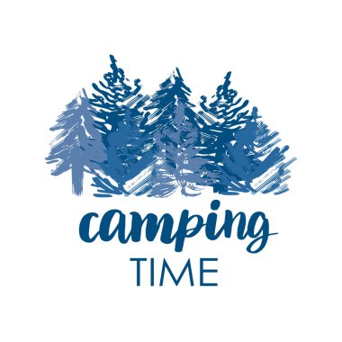 Yaz kampı logo veya rozeti. Vektör çizim. Kavram gömlek ya da logo, yazdırma, pul için... Vintage tipografi tasarımı ile yazı metin ve orman siluet