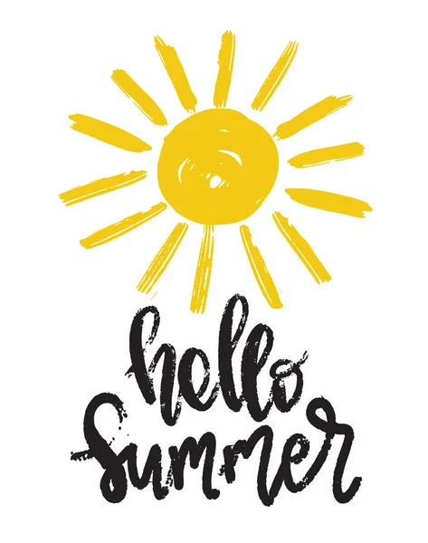 Bonjour Summer dessiné à la main lettrage au pinceau. modèles de logo. Étiquette isolée de conception typographique avec texte noir et icône jaune soleil doodle — Image vectorielle