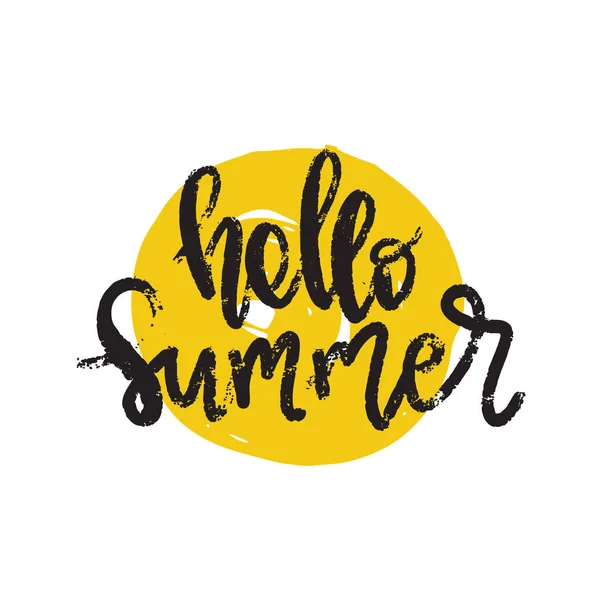 안녕하세요 여름 손으로 그린 브러쉬 레터링. 템플릿 로고입니다. 검정 텍스트와 노란색 낙서 태양 아이콘 절연된 인쇄 상의 디자인 라벨 — 스톡 벡터
