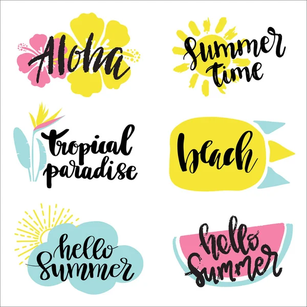 Etiquetas de verano, logotipos, etiquetas dibujadas a mano y elementos establecidos para vacaciones de verano, viajes, vacaciones en la playa, sol. Ilustración vectorial . — Vector de stock