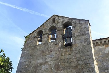 Ayrı çan kulesi manzarası ile üç çan, Romanesk St Peter Kilisesi Roriz, Portekiz