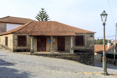 Eski Granit taş veranda üzerinde 24 Eylül 2017 Roriz, Portekiz St Peter Kilisesi önünde, Roriz, oluşturan üç sütun ile ev görünümünü