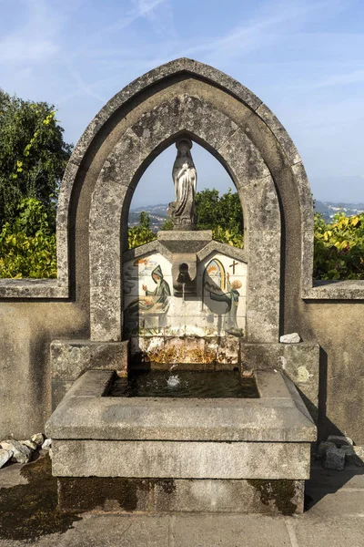 ロリス ポルトガルの聖ペテロ教会の教会墓地にある噴水の詳細ビュー — ストック写真