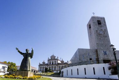 Belediye binasında, Parish Kilisesi Our Lady vücut bulma ve Papa John Paul II, heykele 22 Eylül 2017 Mirandela, Portekiz görünümünü