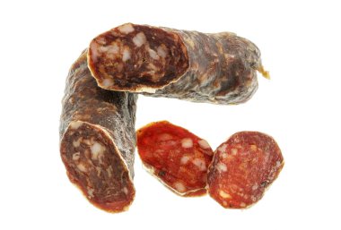 Beyaz izole lezzetli İtalyan cacciatore salam