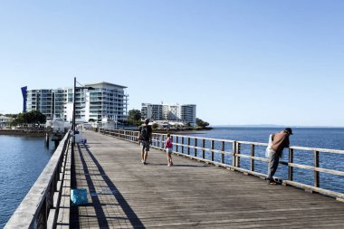 Panoramik Woody noktası dalgakıran, Redcliffe Yarımadası'nda 240 metre uzun iskele üzerinde 30 Mayıs 2018 yılında Woody Point, Avustralya