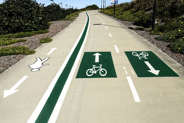 在澳大利亚昆士兰红崖半岛附近的行人和自行车清楚标明车道设计 — 图库照片
