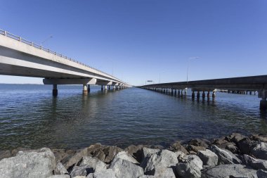 İki gerçek köprü, Ted Smout Memorial Köprüsü (solda) ve Houghton Köprüsü (sağda), Redcliffe yarımada Brighton'a bağlayan Bramble Bay cross arasında görüntülemek