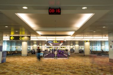 Çok uzun koridorlar ve travelators Changi Havaalanı Singapur görünümü üzerinde 10 Haziran 2018