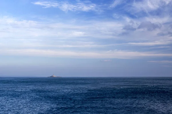On kilometre batısında Libon olduğunu Bugio Tagus Nehri halicinin bir adada yer alan deniz feneri