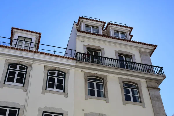 ポルトガル リスボンの歴史的な中心部の古い建物の多くの中二階を改装します — ストック写真