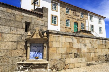 Caria, Castelo Branco, Portekiz geleneksel Portekiz çinilerle süslenmiş bir sokak Şapel görünümünü