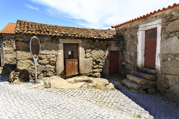 2018 日ポルトガル カリアのカリアに 1784 年に建てられた 殺しを防ぐために Casa ローダ 輪の家 ラウンド木材ウィンドウ上でホイールを回転させると家のビュー — ストック写真