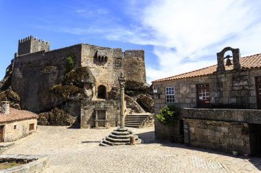 16. yüzyılda (1510) Belediye Binası ve Sortelha, Portekiz kalenin dibinde Cezaevi önünde inşa Manuelin boyunduruk görünümünü